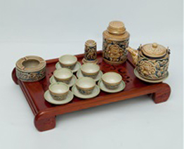 bộ ấm trà và phụ kiện khắc nổi hoa phù dung vàng - đầy đủ phụ kiện và khay gỗ hương